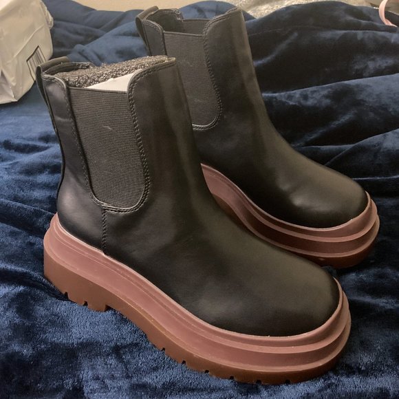 Urban Outfitters Betty Treaded Chelsea Boot - Picture 2 of 3